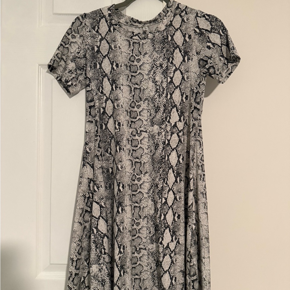 Amazon Black and Gray Snake Print Midi Dress